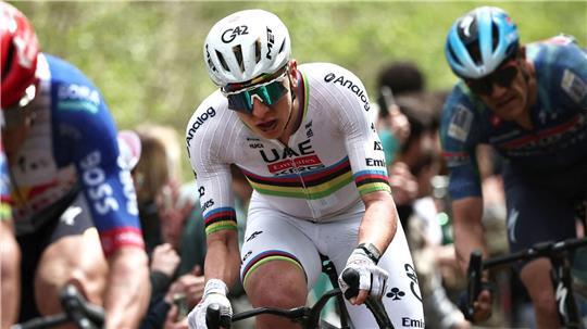 Tadej Pogacar hatte selbst zweimal Defekt.