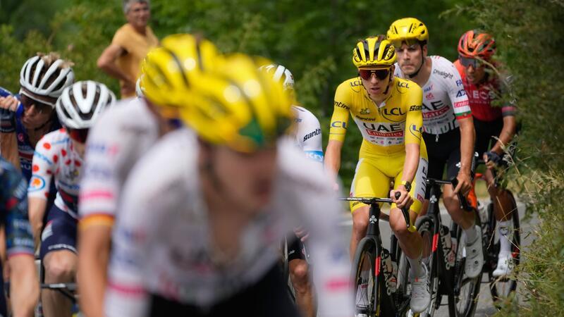 Tadej Pogacar im Gelben Trikot des Gesamtführenden auf der 19. Etappe der 111. Tour de France. 