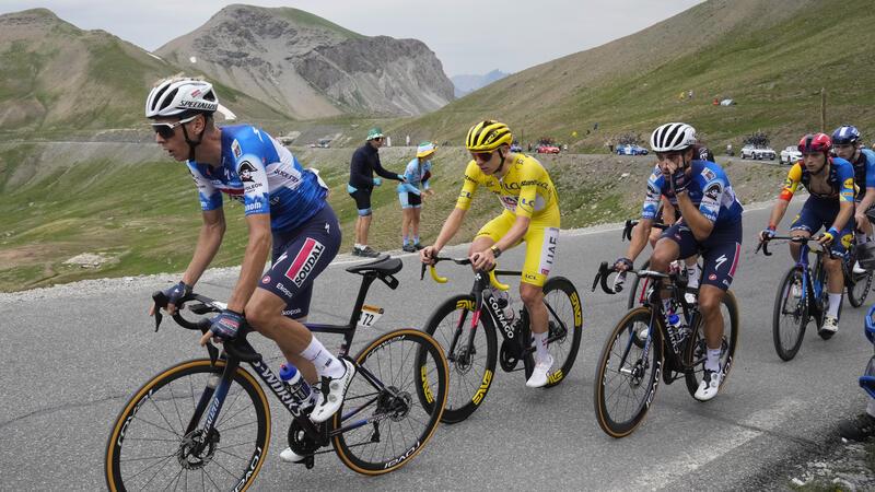 Kohlenmonoxid-Methode bei der Tour: Messung oder Doping? Jan Hirt (l) aus Tschechien, gefolgt von dem Slowenen Tadej Pogacar im Gelben Trikot des Gesamtführenden, dem Spanier Mikel Landa, dem Italiener Giulio Ciccone und dem Kanadier Derek Gee.