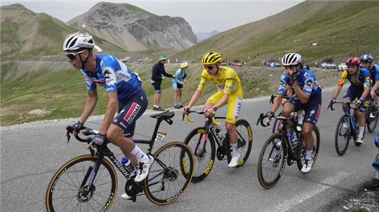 Jan Hirt (l) aus Tschechien, gefolgt von dem Slowenen Tadej Pogacar im Gelben Trikot des Gesamtführenden, dem Spanier Mikel Landa, dem Italiener Giulio Ciccone und dem Kanadier Derek Gee. 