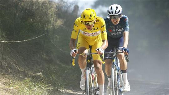 Tadej Pogacar (l) und Jonas Vingegaard sind die großen Favoriten auf den Tour-Sieg.