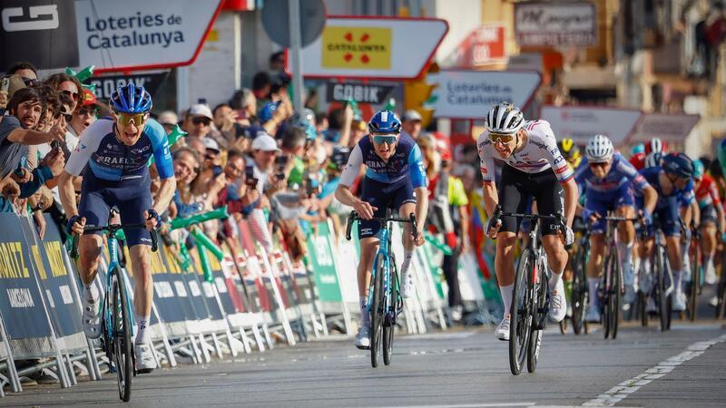 Katalonien-Rundfahrt: Pogacar sprintet auf Platz zwei Tadej Pogacar (r) bereitet sich bei der Katalonien-Rundfahrt auf den Giro d’Italia vor.