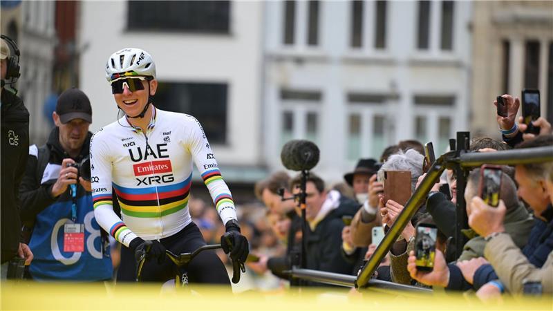 Tadej Pogačar beim Start in Antwerpen.