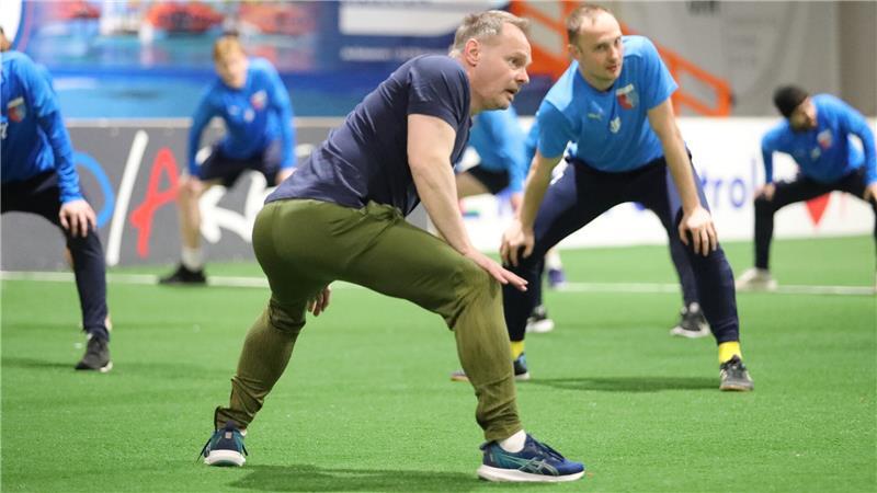 Tae Bo bei D/A: Sven van Haren macht vor, die Mannschaft um Torwart Patrick Siefkes macht nach.