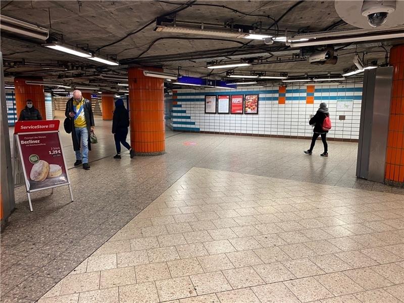Täglich laufen Tausende Menschen an den Eingängen zum Bunker vorbei beziehungsweise gehen oben drüber. Die wenigsten kennen das Geheimnis der Anlage. Foto: Lepél
