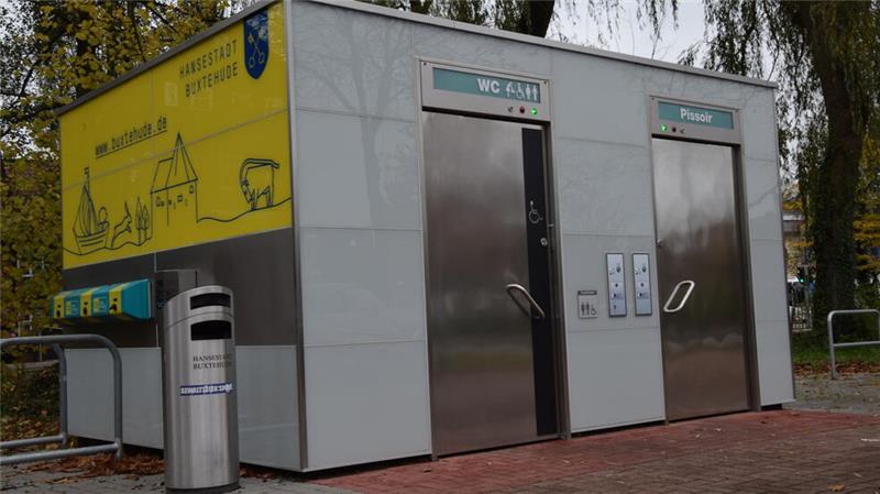 Täglich von 8 bis 20 Uhr ist das öffentliche Toilettenhaus auf dem Altstadtparkplatz in Buxtehude nutzbar. Die Türen öffnen sich auf Knopfdruck automatisch.