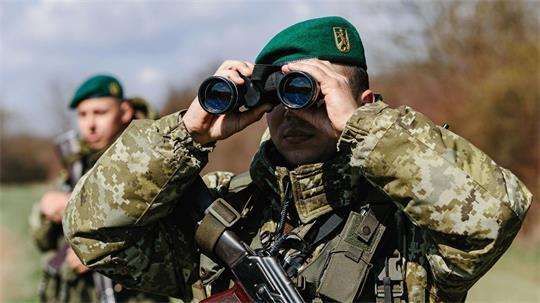 Täglich werden wehrpflichtige Männer an der Flucht aus dem Kriegsland Ukraine gehindert. (Illustration)