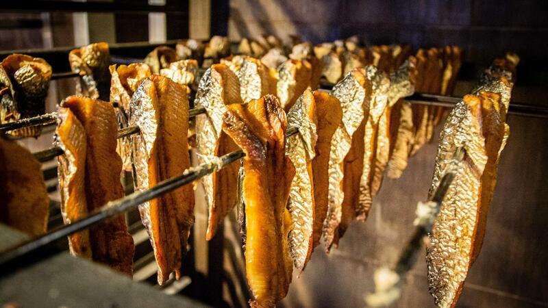 Traditionshandwerk: Hier wird Fisch wie vor 100 Jahren geräuchert Täglich wird der frische Fisch bei etwa 80 Grad geräuchert.