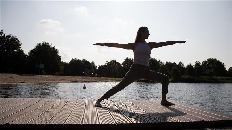 Tägliche Meditations- oder Yogaübungen helfen dem Geist, sich auf das Hier und jetzt zu konzentrieren.