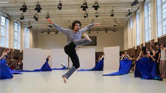 Tänzer Alexandr Trusch als Odysseus tanzt  während einer Probe zu „Odyssee“ im Ballettsaal im Ballettzentrum Hamburg.