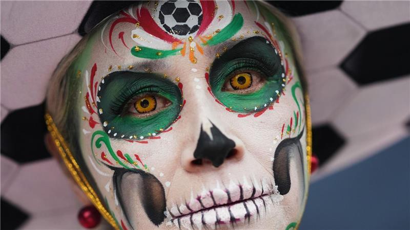 Tänzerin vor Beginn der Fußball-Weltmeisterschaft in Mexiko