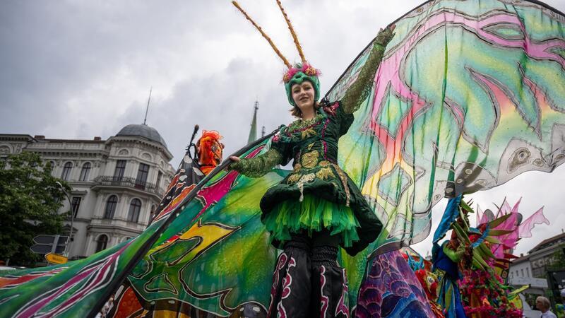 Karneval der Kulturen in Berlin Tänzerinnen der Gruppe „Sapucaiu No Samba“ bei der Parade zum 26. Karneval der Kulturen.