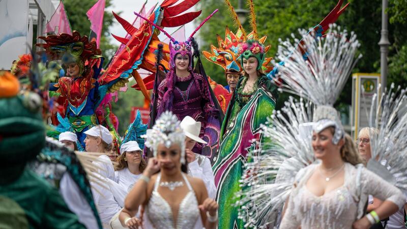 Karneval der Kulturen in Berlin Tänzerinnen und Tänzer der Gruppe „Sapucaiu No Samba“ beim 26. Karneval der Kulturen.