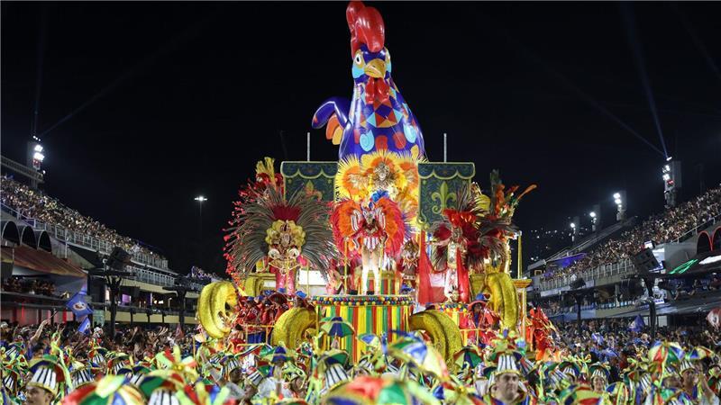 Tänzerinnen und Tänzer der Sambaschule „Inocentes de Belford Roxo“ treten im Sambodrom auf.