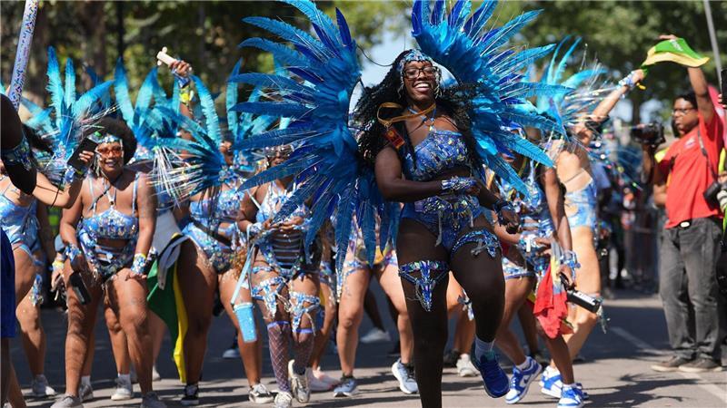 Bilder des Tages Tänzerinnen und Tänzer feiern beim Karneval von Notting Hill in London.
