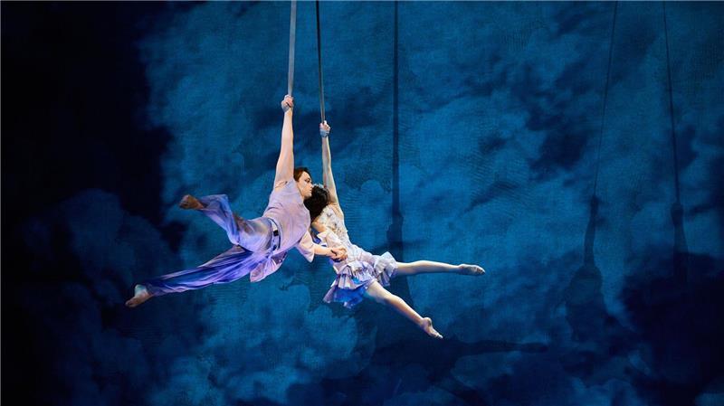 Tänzerinnen und Tänzer spielen in den ersten Showacts der Premiere der Cirque du Soleil in „Alize“ im Theater am Potsdamer Platz in Berlin.