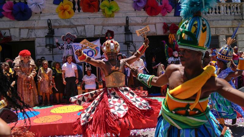 Karnevalsauftakt in Rio: Umzüge im Sambodrom starten Tänzerinnen und Tänzer tanzen vor einer Zeremonie, die den offiziellen Beginn des Karnevals in Rio de Janeiro markiert.