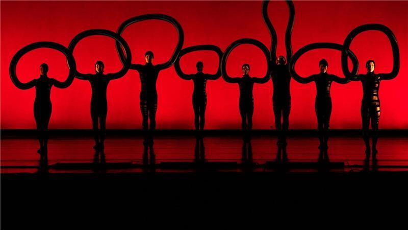 Tänzerinnen und Tänzer von MOMIX führen eine Premiere auf.