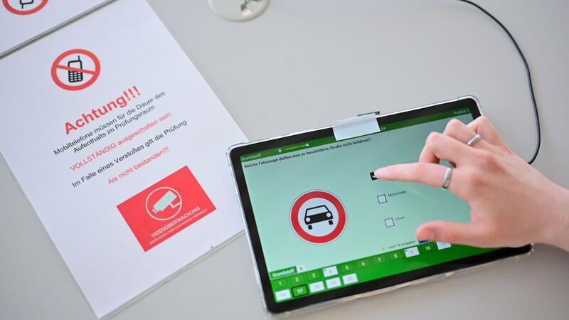 Täuschen statt lernen: Betrug bei der Theorieprüfung bleibt ein Problem. (Symbolbild)