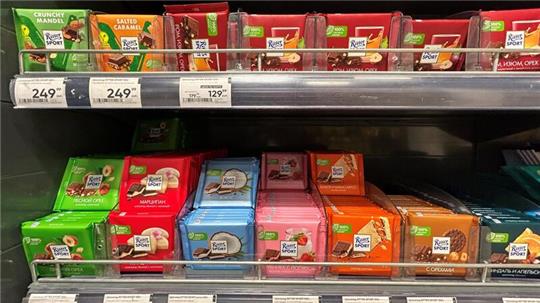 Tafeln des Schokoladenherstellers Ritter Sport im Regal einer Supermarktkette in Moskau.