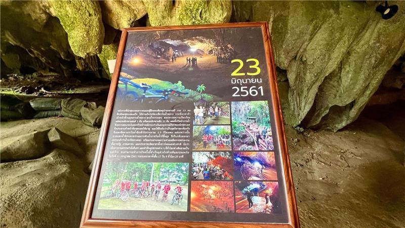 Fünf Goldsucher in Laos-Höhle gerettet – Suche geht weiter Tafeln erinnern an der Tham-Luang-Höhle in Thailand bis heute an die aufwendige Rettungsaktion von 2018. (Archivbild)