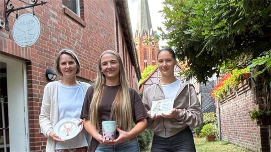 Tafelwerk-Inhaberin Maren Fischer (von links) steht mit ihren Nachfolgerinnen Elena Vereschagin und Milena Meyer vor der Keramikwerkstatt in Hoyers Gang - wunderschön in der Altstadt gelegen.