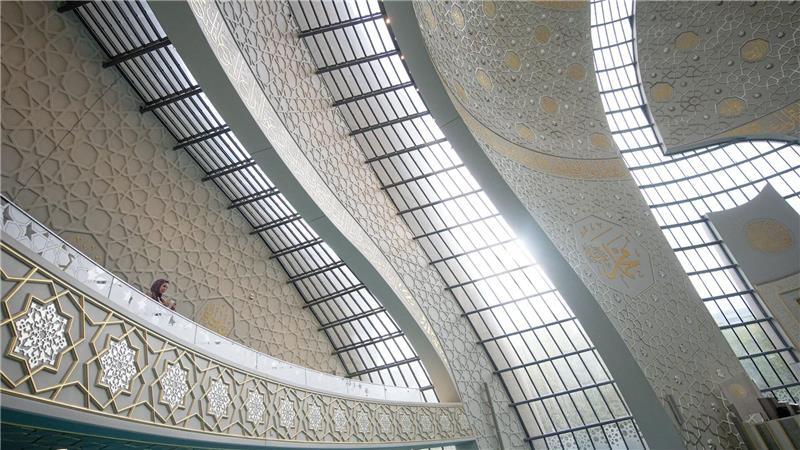 Bilder des Tages Tag der offenen Moschee: Besucherin in der Kölner Zentralmoschee