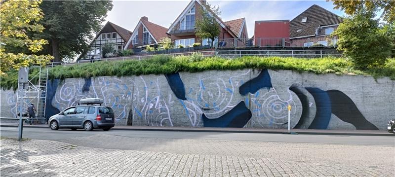 Gefragter Urban Art-Künstler verziert die Mauer am Stader Stadthafen Tag eins der Entstehung: Der Künstler 1010 möchte mit seinem Werk optisch Räume öffnen. Foto: Bisping