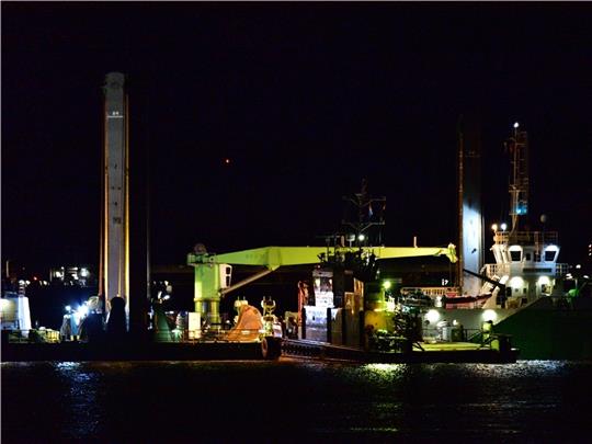 Tag und Nacht im Einsatz: Schwimmbagger Peter the great und Schlepper Torsten an der Baustelle für den LNG-Anleger. Foto: Landkreis Stade /Beneke