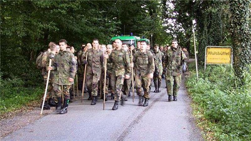 Vom „Maskenmann“ im Schlaf entführt: Der Fall Dennis erschüttert bis heute Tagelang wurde rund um Wulsbüttel nach Dennis gesucht. Dabei wurden auch Bundeswehrsoldaten aus Garlstedt eingesetzt.