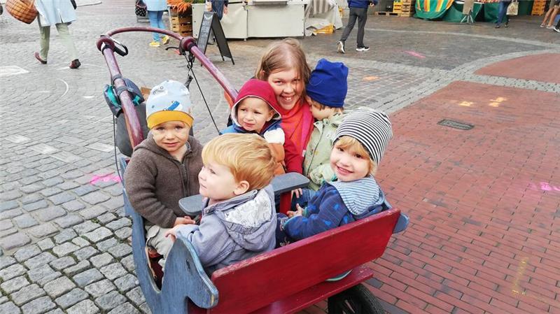 Tagesmutter Kathrin Stehrenberg kommt regelmäßig mit Kindern auf den Markt.