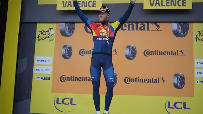Sprinter Bauhaus entgeht Sturz-Chaos - Milan gewinnt Tagessieger Milan bei der Siegerehrung.