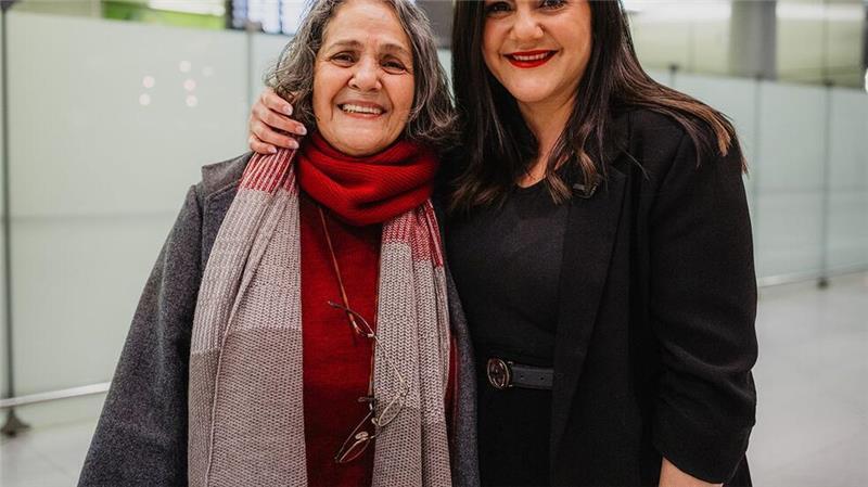 Taghavi wurde von ihrer Tocher Mariam Claren am Köln-Bonner-Flughafen empfangen.