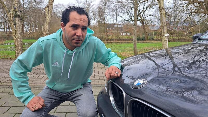 Ast kracht bei Fällarbeiten auf BMW - Jetzt will niemand den Schaden bezahlen Taib Borowsky aus Heise mit seinem beschädigten BMW Baujahr 2006.