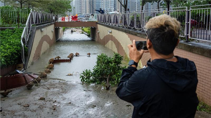 Bilder des Tages Taifun „Ragasa“ sorgt auch in Hongkong für schwere Schäden.