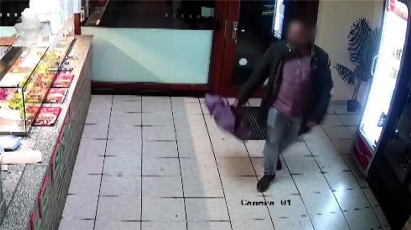 Taleb A. - hier ein Screenshot eines am 19. Dezember entstandenen Videos eines Grill-Imbisses - war vor seiner Tat lange schon im Visier der Behörden. (Archivbild)