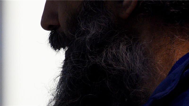 Taleb al-Abdulmohsen sitzt in dem Gerichtssaal in einem Glaskasten.