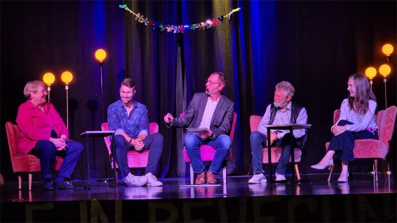 Talkrunde mit „Ehemaligen“ (von links): Nicola Eggers, Dennis Gemballa, Moderator Rene Samland, Dieter Kröger und Emma Simon.