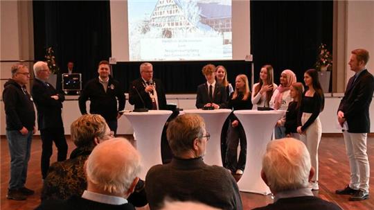 Talkshow beim Neujahrsempfang in der Altländer Festhalle: Jugendpfleger Gerd Hallekamp, Ratsvorsitzender Klaus Hubert, TuS-Jork-Chef Julian Hamstra und Bürgermeister Matthias Riel im Gespräch mit Schülern der Oberschule Jork.