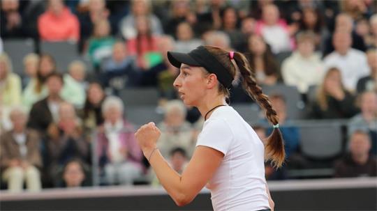 Tamara Korpatsch ballt im Finale in Hamburg die Faust nach einem Spielgewinn