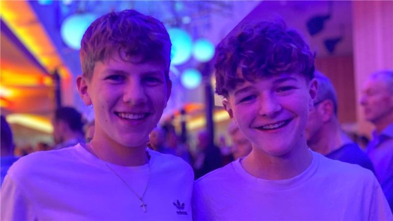 Tammo und Lennox haben ihren Spaß beim Rudelsingen: „Ich finde es tatsächlich richtig gut. Es ist lustig, wie die Älteren hier abgehen und tanzen“, sagt Tammo.