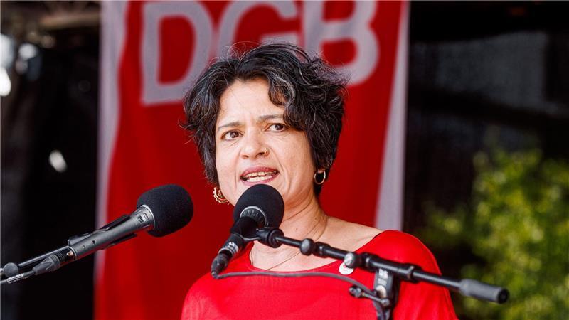 Tanja Chawla, DGB-Vorsitzende in Hamburg, spricht am 1. Mai auf einer Kundgebung. (Archivbild) 