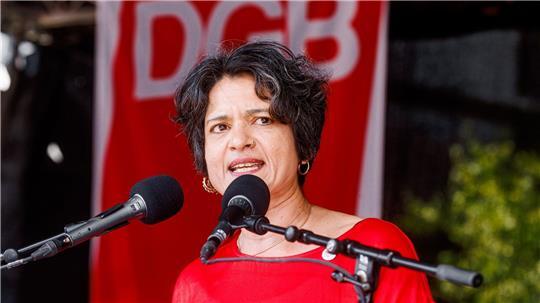 Tanja Chawla, DGB-Vorsitzende in Hamburg, spricht am 1. Mai auf einer Kundgebung. (Archivbild) 