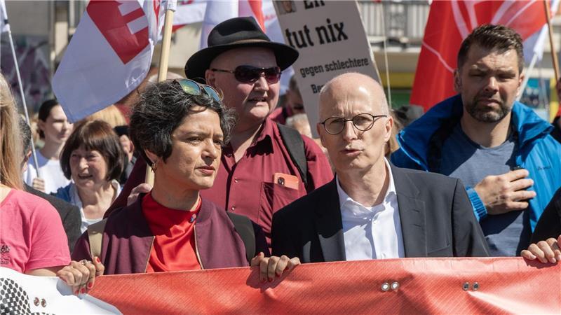 Tanja Chawla und Peter Tschentscher auf der zentralen DGB-Demonstration. Anlass sind bundesweite Kundgebungen der Gewerkschaften zum internationalen Tag der Arbeit.