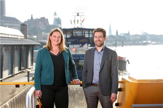 Tanja Cohrt und Martin Lobmeyer übernehmen mit sofortiger Wirkung das Ruder bei der Hadag Seetouristik und Fährdienst und der ATG Alster-Touristik. Foto: Marc-Oliver Schulz