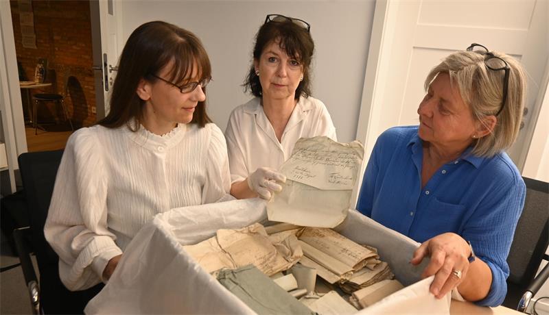 Drei Frauen entdecken Schatz der Buxtehuder Schützengilde von 1539 Tanja Gissel, Jutta Kurbjuhn und Elke Brand untersuchen die Schriftstücke aus der Schatzkiste (von links).