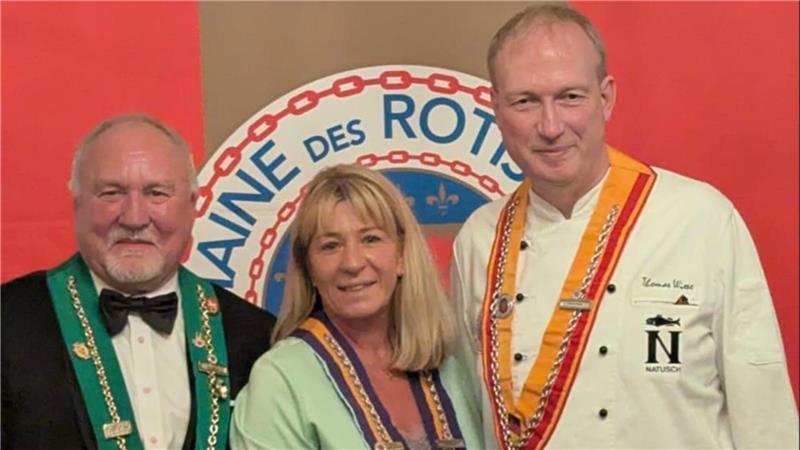 Tanja Natusch und Thomas Wiese nach ihrer feierlichen Aufnahme in die Chaîne des Rôtisseurs im Excelsior Hotel Ernst in Köln.