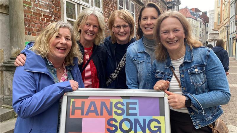 Tanja, Sandra, Nicole, Maren und Silke lassen sich auf dem Hanse Song Festival einfach treiben und entscheiden spontan, zu welchem Act es sie als nächstes zieht.