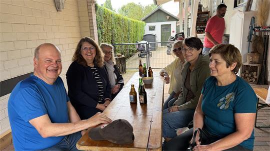 Tanja von der Bey (Zweite von links) im Gespäch mit Bürgerinnen und Bürgern aus Nindorf.