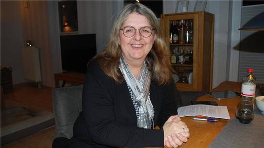 Tanja von der Bey beim TAGEBLATT-Gespräch am Esstisch zu Hause in Revenahe.